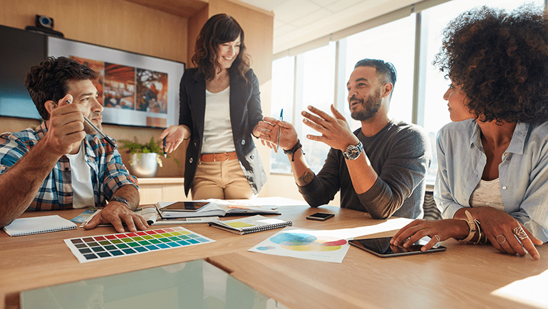 equipe qui discute autour d'un bureau