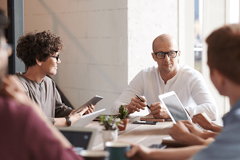 groupe de travail autour d'une table