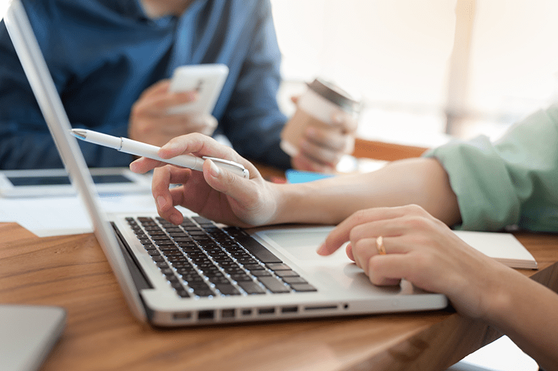 Personne devant son ordinateur en train de relire un travail